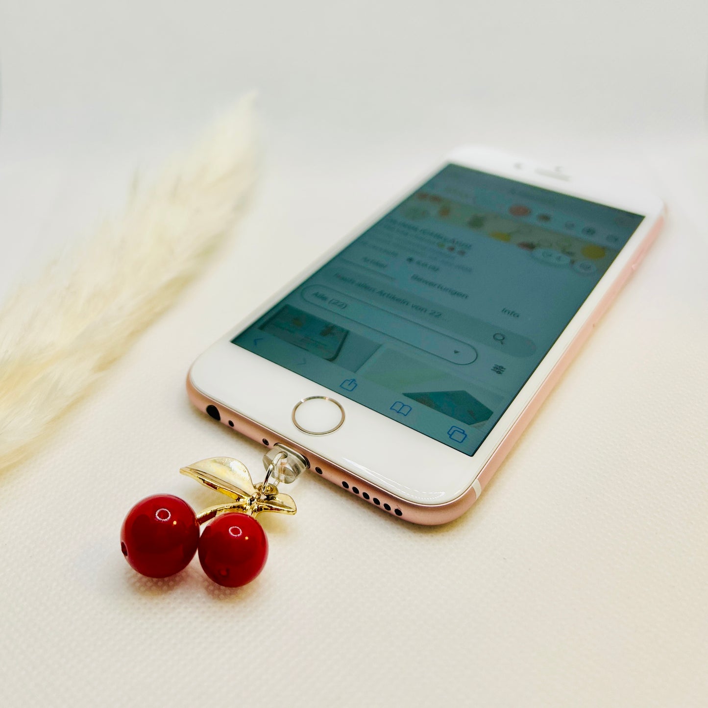 Kirsche Staubschutz USB-C oder Lightning. Stylisches Handy-Accessoire im 3D-Look