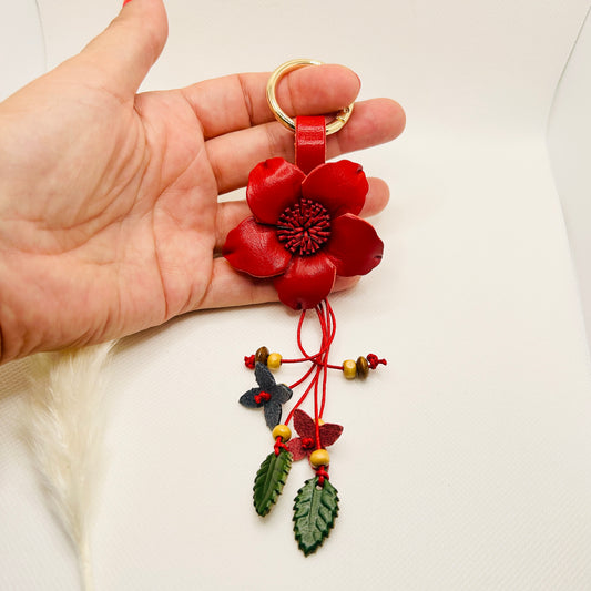 Boho Blumen Schlüsselanhänger Rot. Taschenanhänger mit Blättern & Perlen im Naturstil