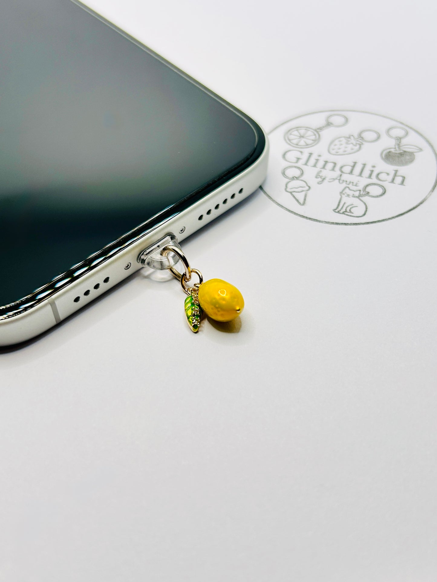 Zitrone Charm aus vergoldeten Edelstahl. Minimalistisches Accessoire für Smartphone & Case.