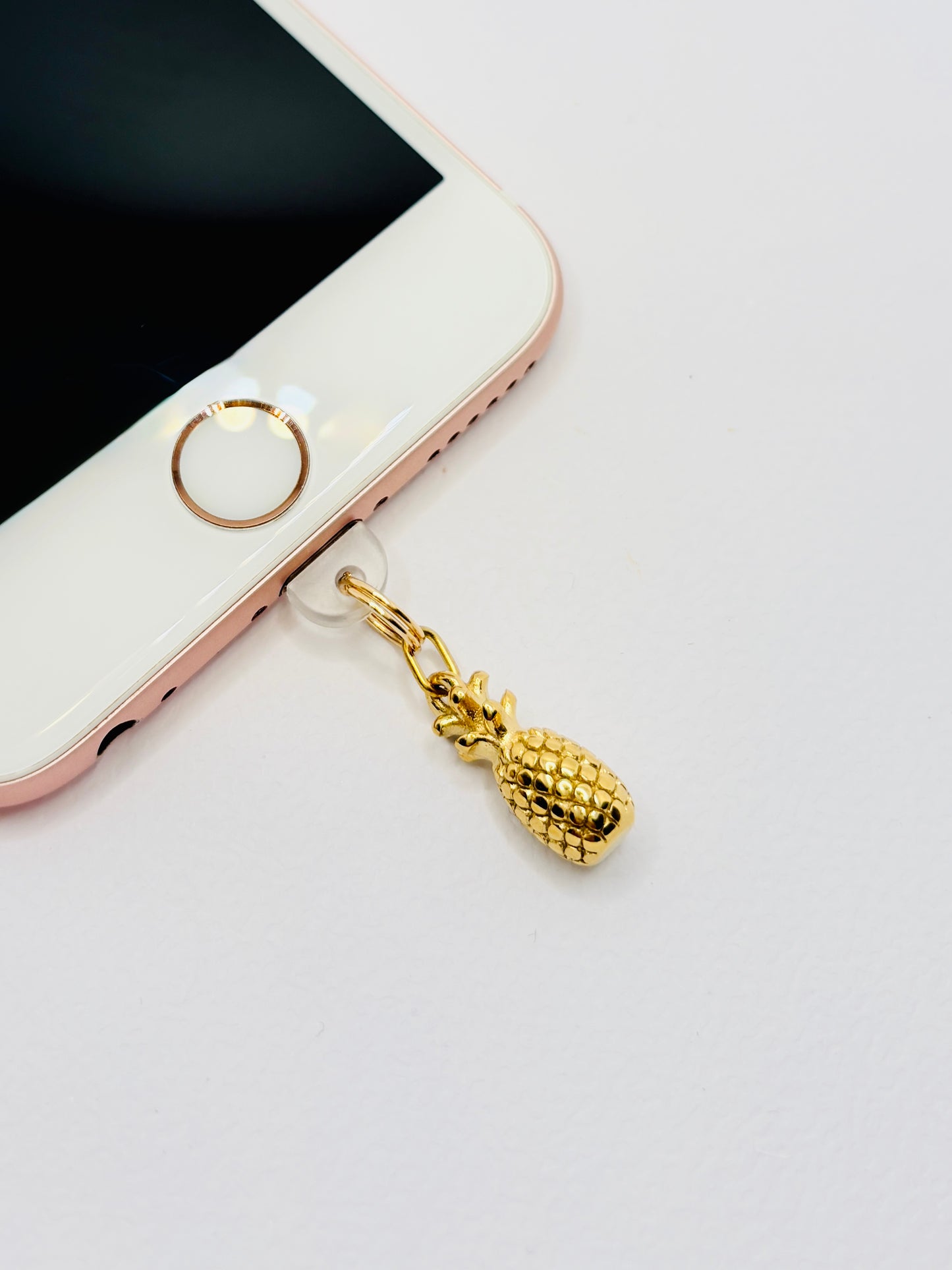 Ananas Mini Charm. Für alle, die goldenen Sommerglanz lieben.