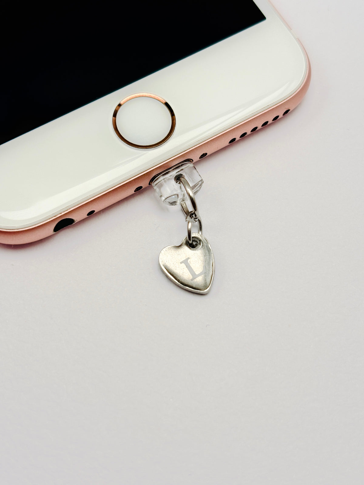 Herzförmiger Mini Charm aus Edelstahl mit Initial-Buchstabe, erhältlich in Silber oder Gold, als Anhänger für Handy, Tasche oder Schlüsselbund.