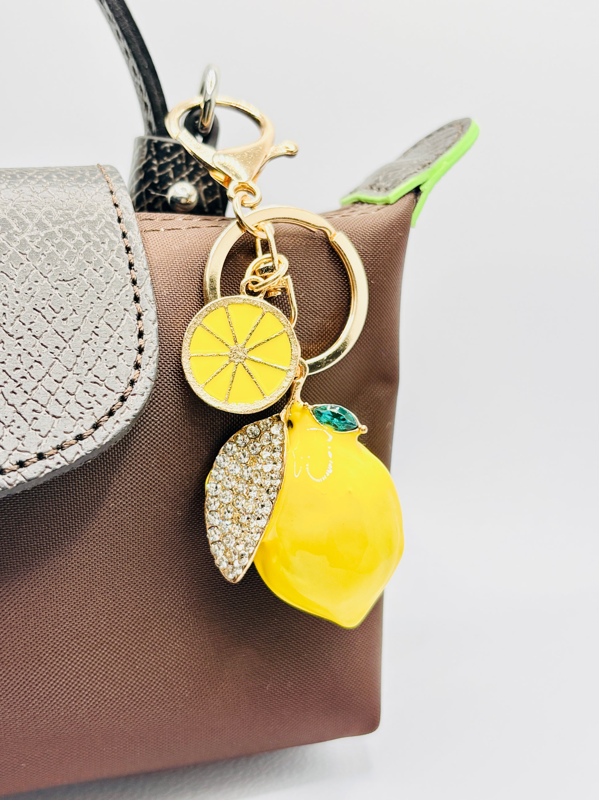Zitrone Bag Charm von GLINDLICHbyAnni mit Emaille und Strass, sommerliches Taschenaccessoire in Zitronenform