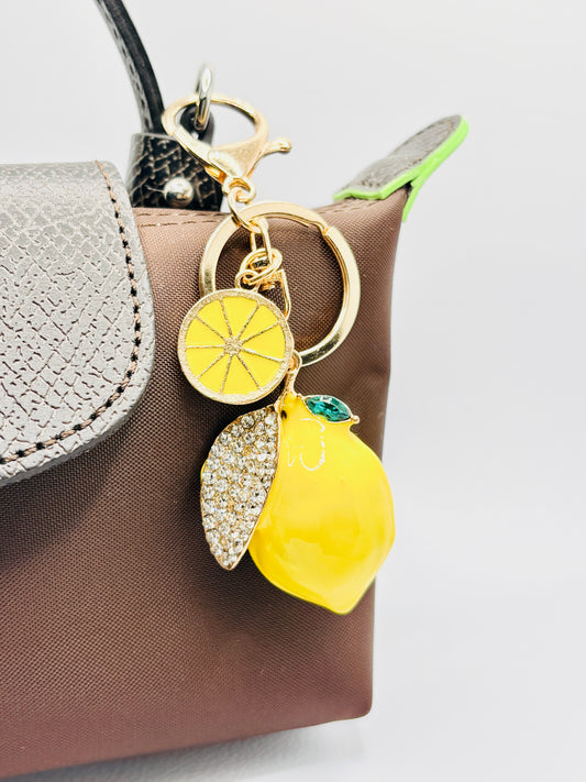 Zitrone Bag Charm von GLINDLICHbyAnni mit Emaille und Strass, sommerliches Taschenaccessoire in Zitronenform