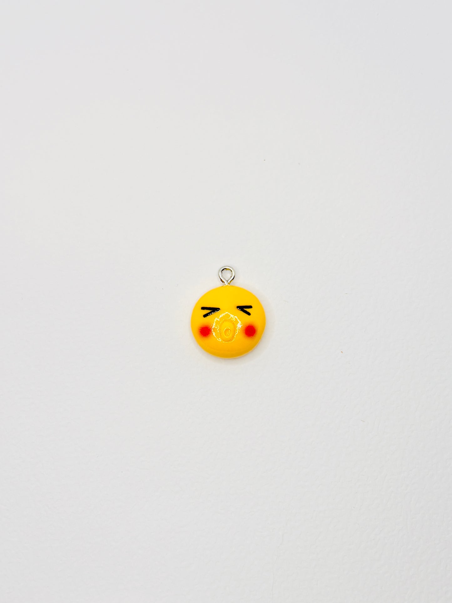 Emoji Mini Charm. Für alle, die ihr Handy mit einem Lächeln tragen wollen.