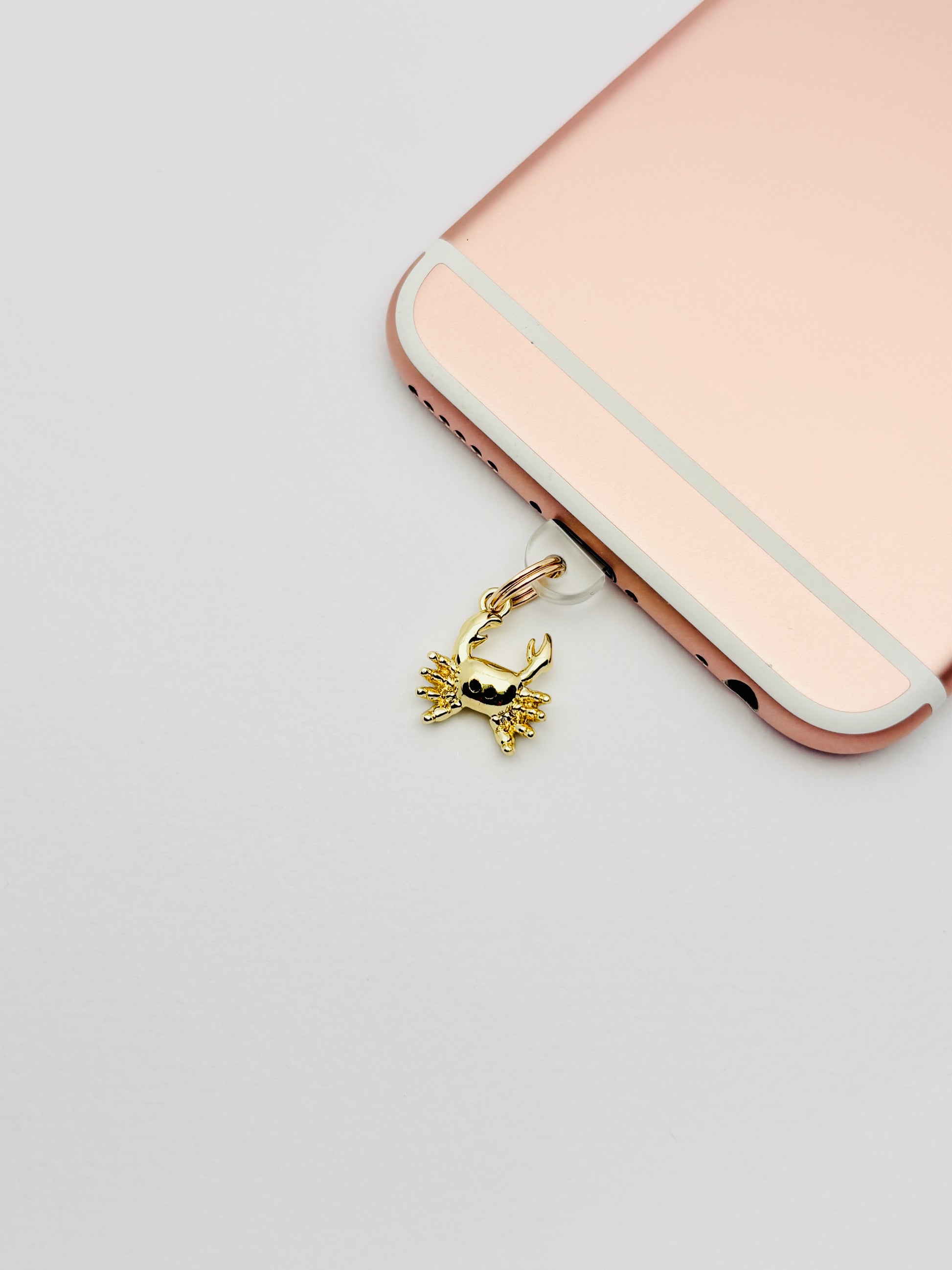 Krabbe Mini Charm von GLINDLICHbyAnni, goldfarbener Handy-Charm mit Krabben-Motiv