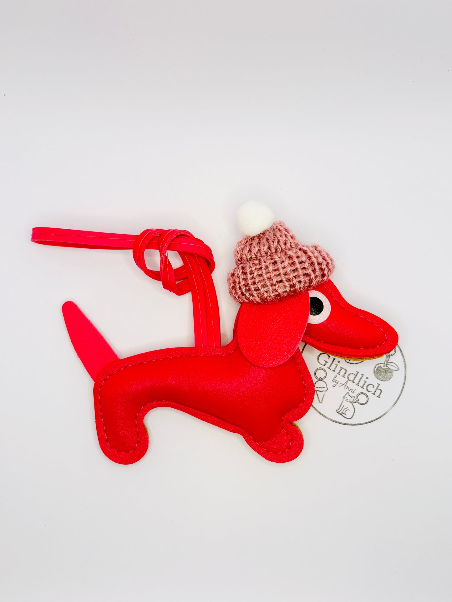 Winter Dackel Charm aus Kunstleder mit Mütze. Süßer Taschenanhänger für Winter & Weihnachten