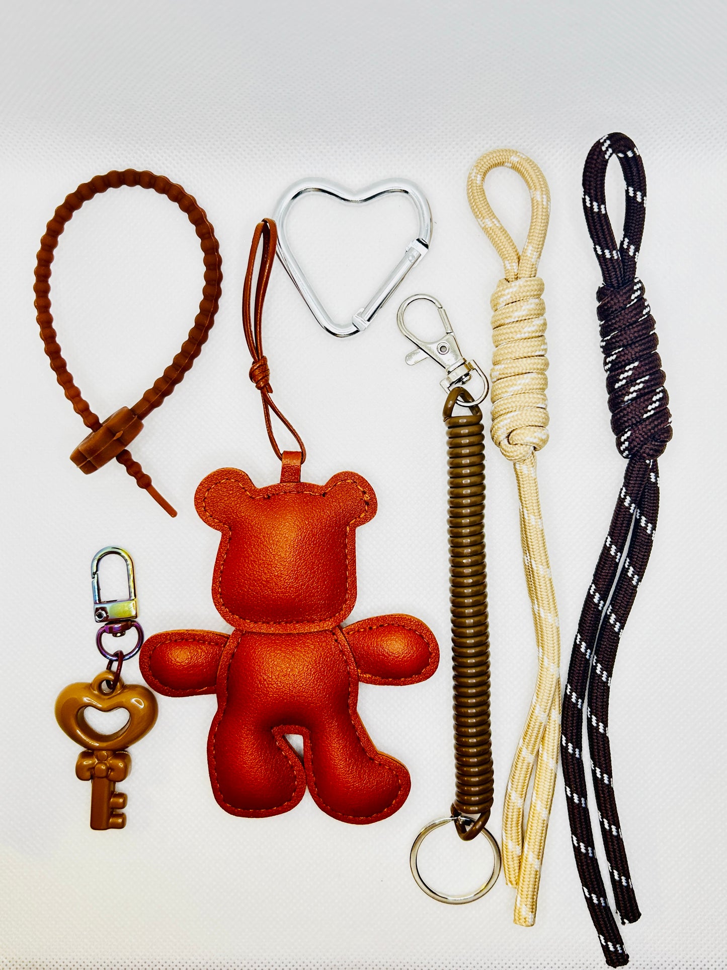 Brauner Bär Schlüsselanhänger. Niedlicher Taschenanhänger mit geflochtenem Seil. Geschenk für Alltag & Freunde