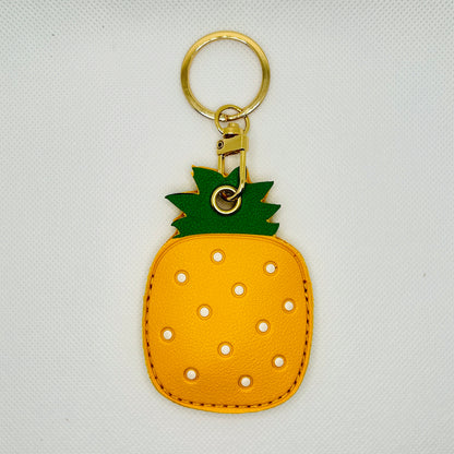Porte-clés ananas en similicuir. Accessoire estival avec un compartiment pour AirTag ou pièces de monnaie.