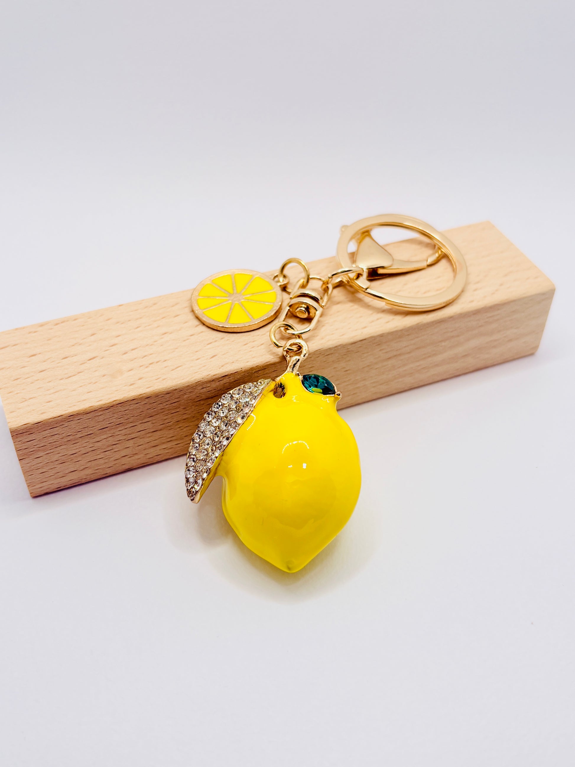 Zitrone Bag Charm von GLINDLICHbyAnni mit Emaille und Strass, sommerliches Taschenaccessoire in Zitronenform
