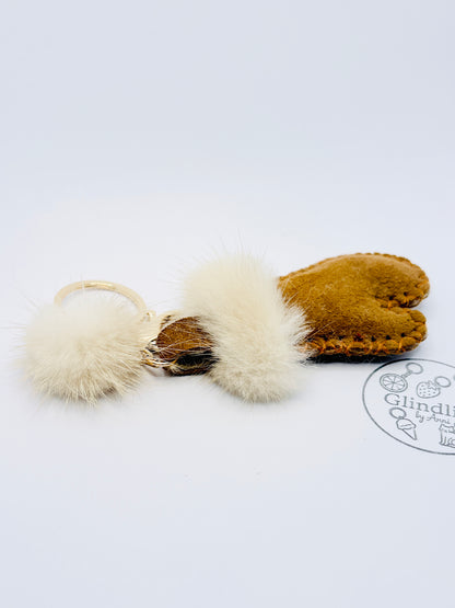 Kuschelige Handschuhe Taschenanhänger. Stylische Fäustlinge im winterlichem Flair