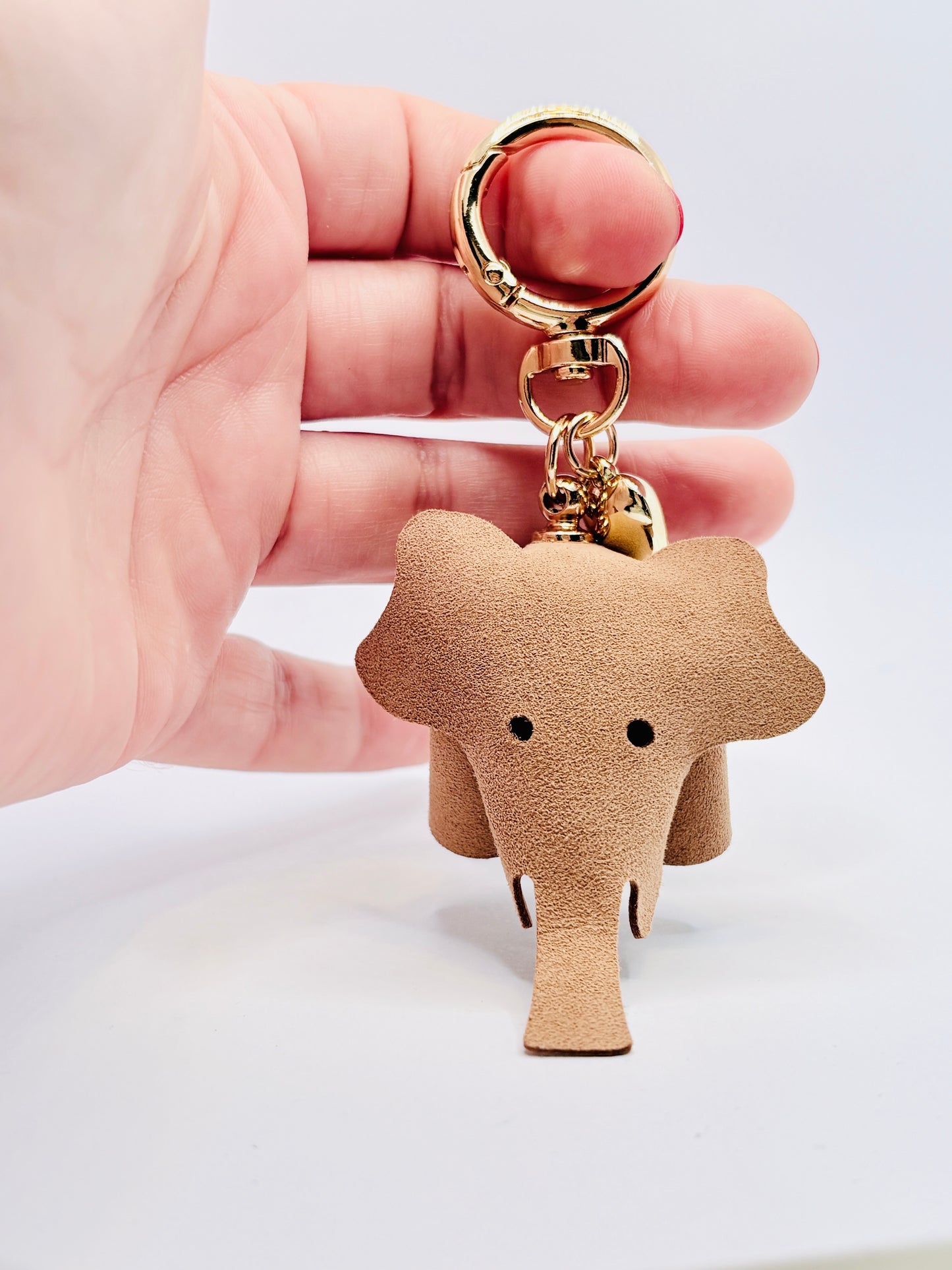 Handmade Echtleder Elefant Anhänger für Taschen und Schlüssel. Naturton vergoldet mit Herz. Unikat