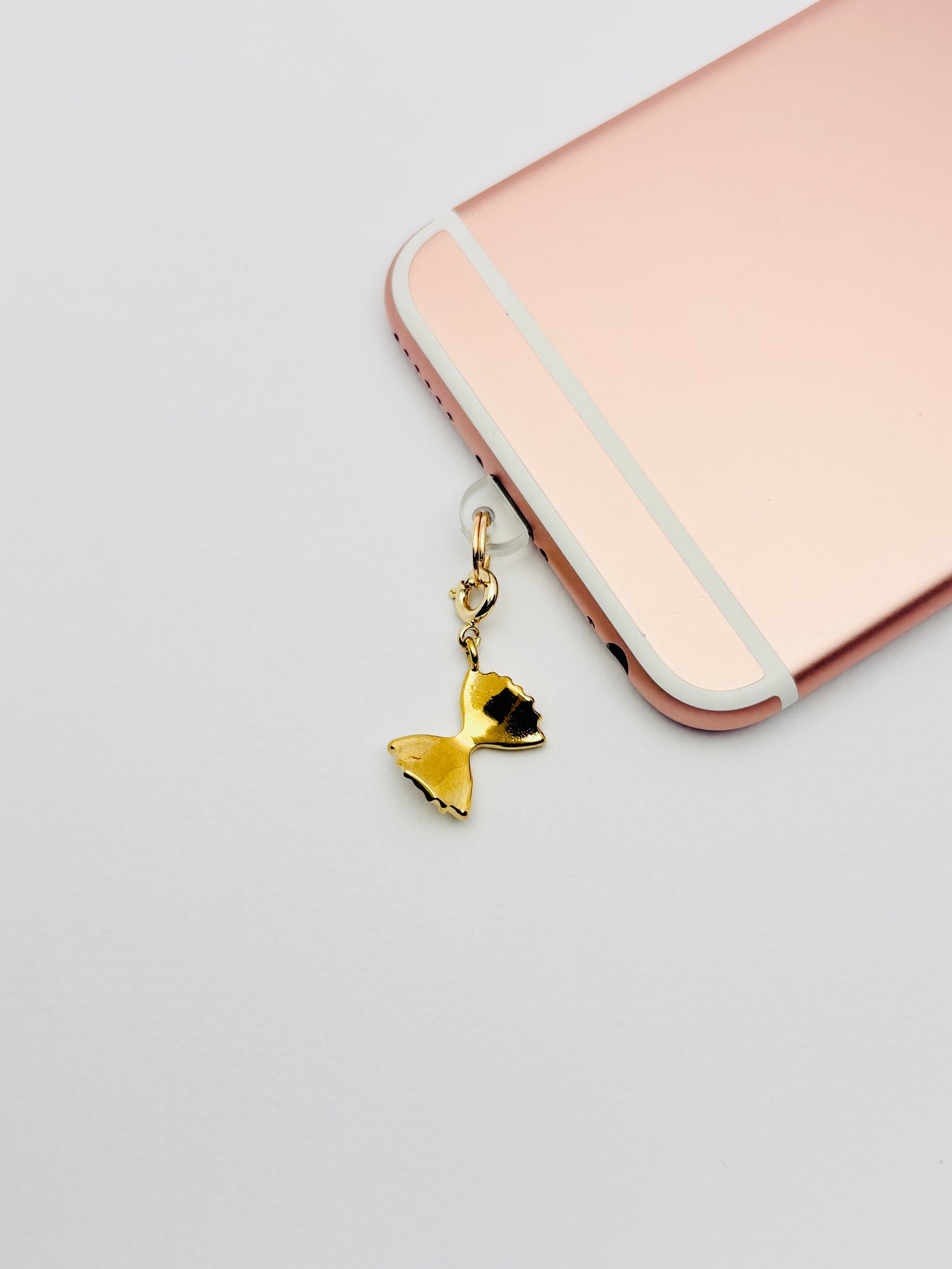 Farfalle Mini Charm von GLINDLICHbyAnni, goldfarbener Handy-Charm mit Pasta-Motiv