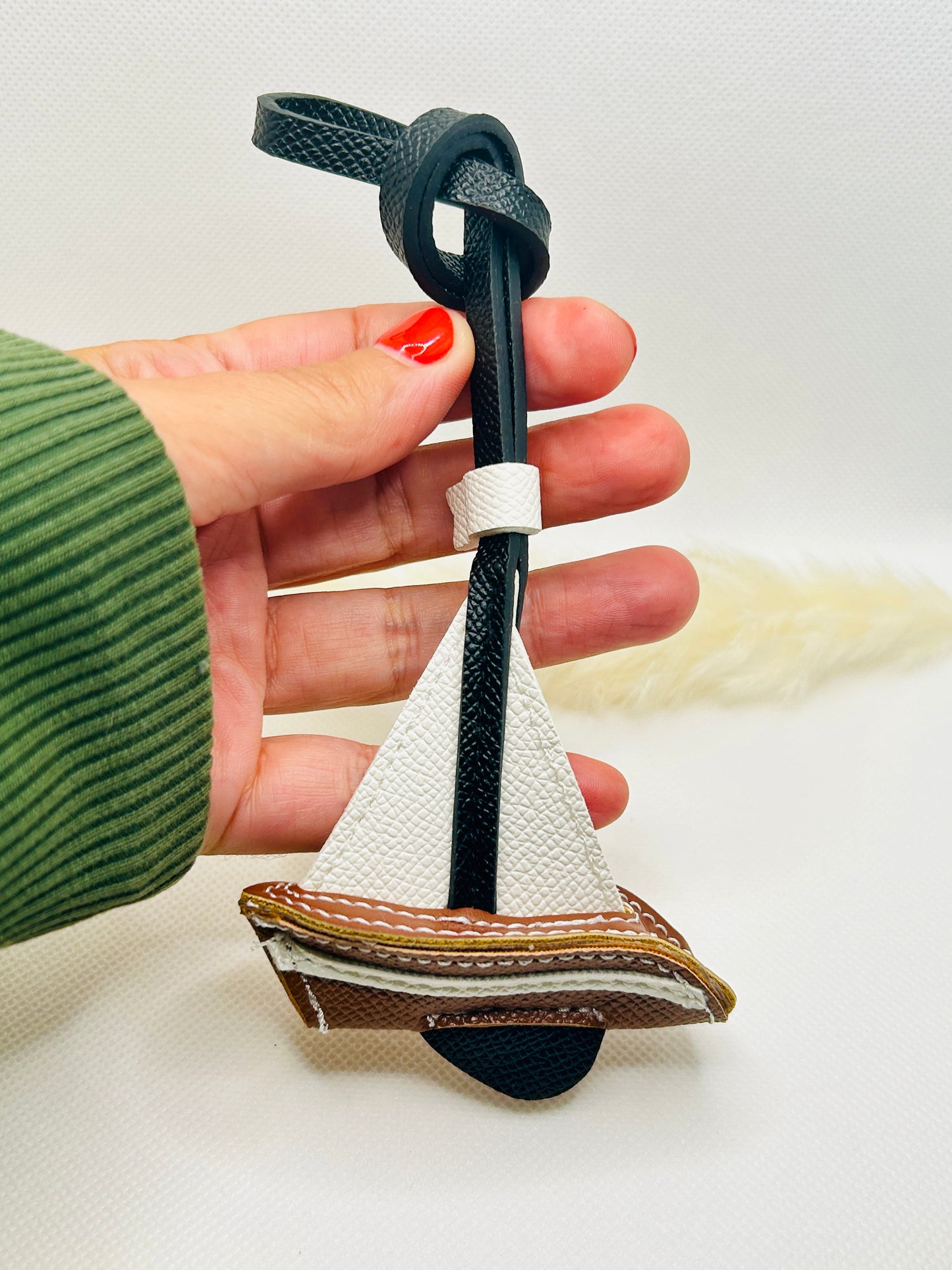 Vintage Segelschiff Anhänger. Nostalgie trifft maritimen Charme. Taschenanhänger