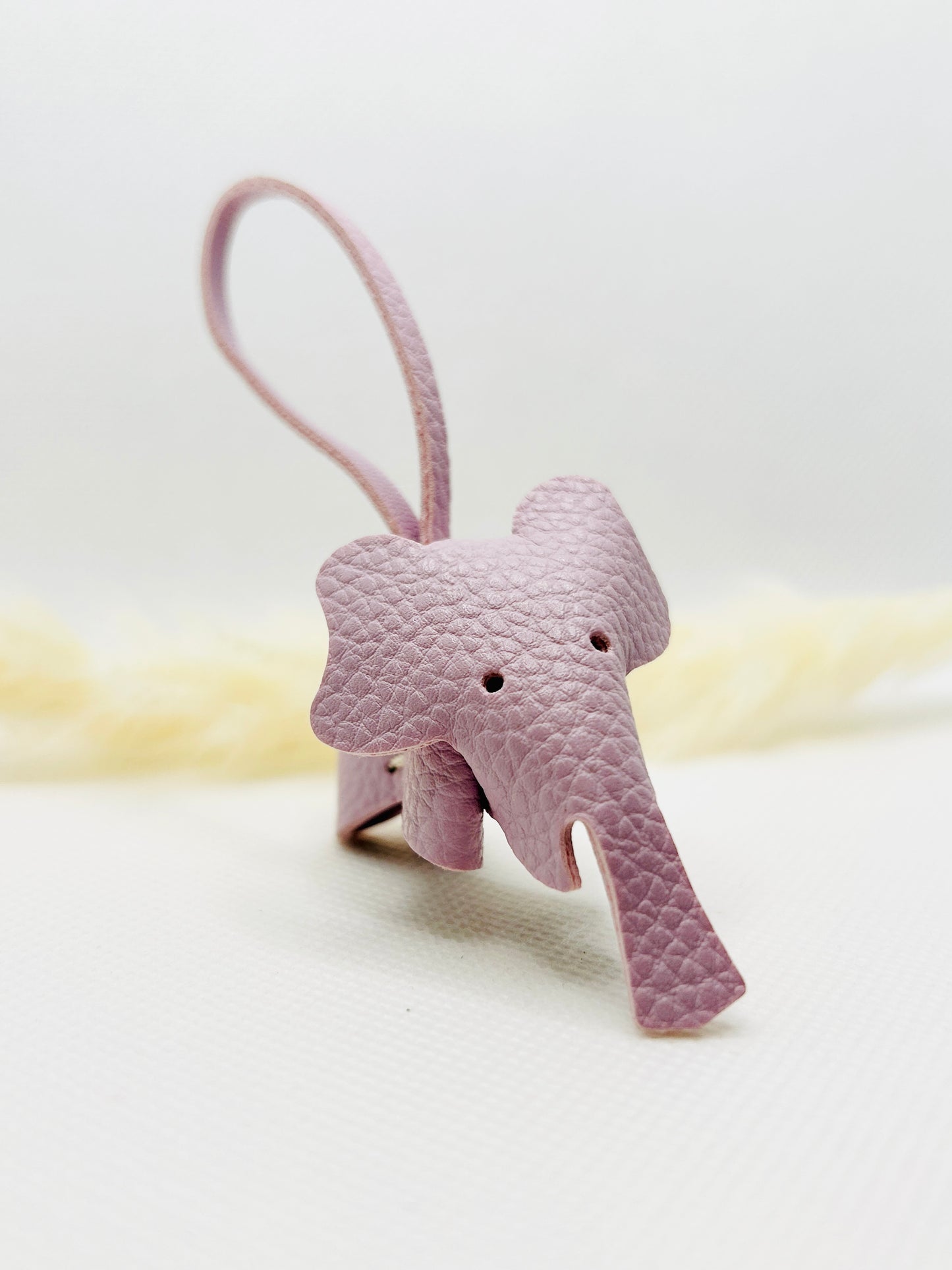 Porte-clés éléphant dessin animé. Breloque de sac colorée en similicuir.