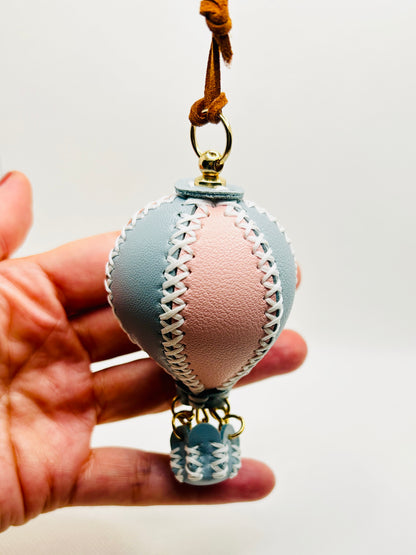 Heißluftballon Schlüsselanhänger. Kunstleder Ballon-Charme für Taschen & Schlüssel. Verspielter Deko-Anhänger Geschenkidee