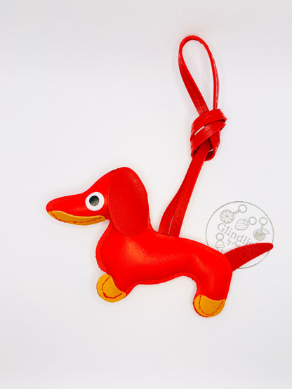 Dackel Taschenanhänger Kunstleder. Verspielter Hundecharm für Tasche, Schlüssel oder Auto