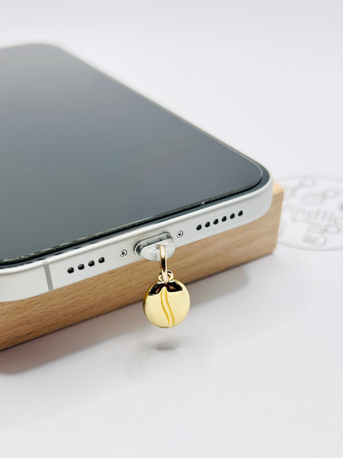 Kaffeebohne Charm aus vergoldeten Edelstahl. Minimalistisches Accessoire für Smartphone & Case.