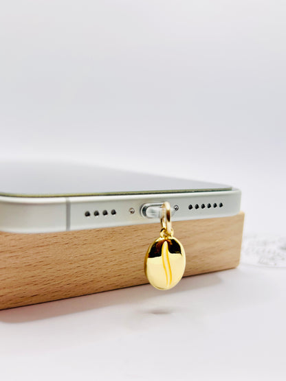 Kaffeebohne Charm aus vergoldeten Edelstahl. Minimalistisches Accessoire für Smartphone & Case.