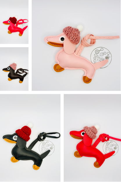 Winter Dackel Charm aus Kunstleder mit Mütze. Süßer Taschenanhänger für Winter & Weihnachten