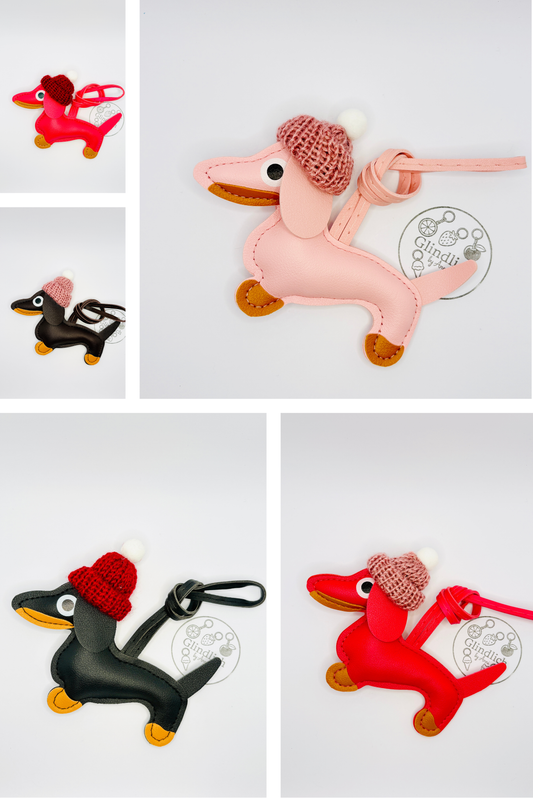Winter Dackel Charm aus Kunstleder mit Mütze. Süßer Taschenanhänger für Winter & Weihnachten