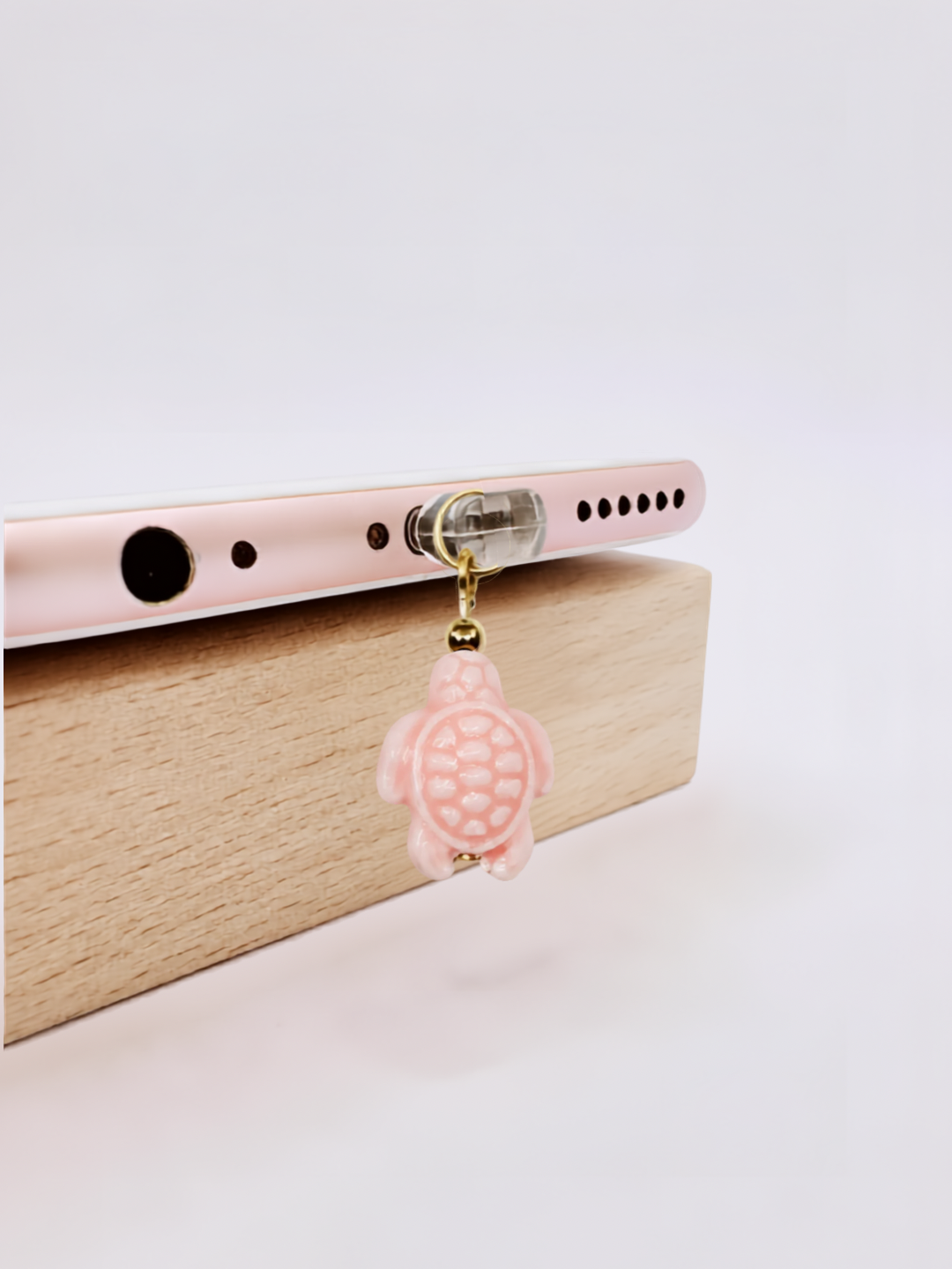 Handgefertigter Mini Charm aus weißer Keramik in Schildkrötenform mit Metalldetails in Gold oder Silber.