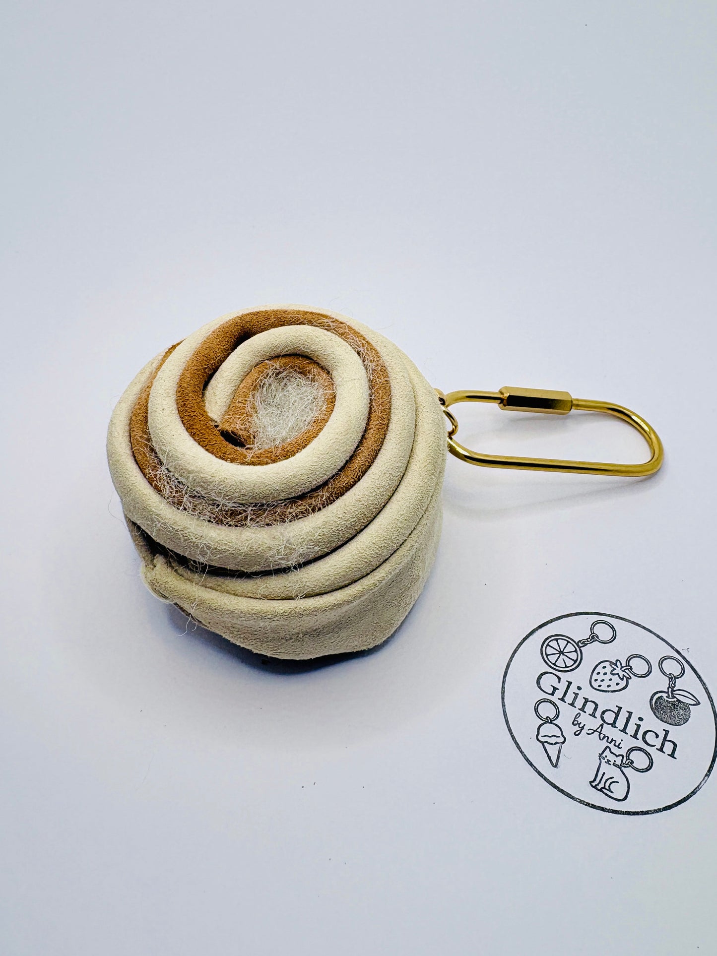 Leder Zimtschnecke. Taschenanhänger aus Echtleder. Handmade Bag Charm in Beige & Braun mit Gold.