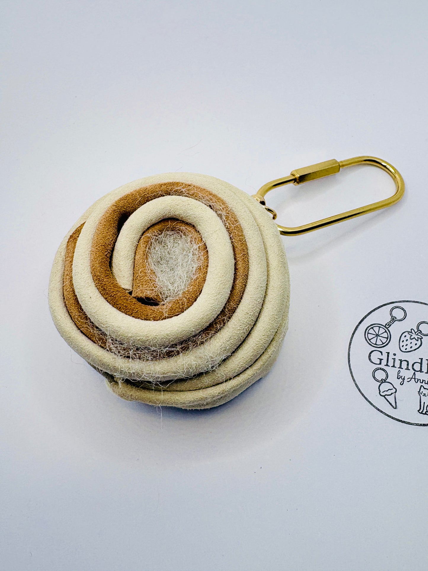 Leder Zimtschnecke. Taschenanhänger aus Echtleder. Handmade Bag Charm in Beige & Braun mit Gold.