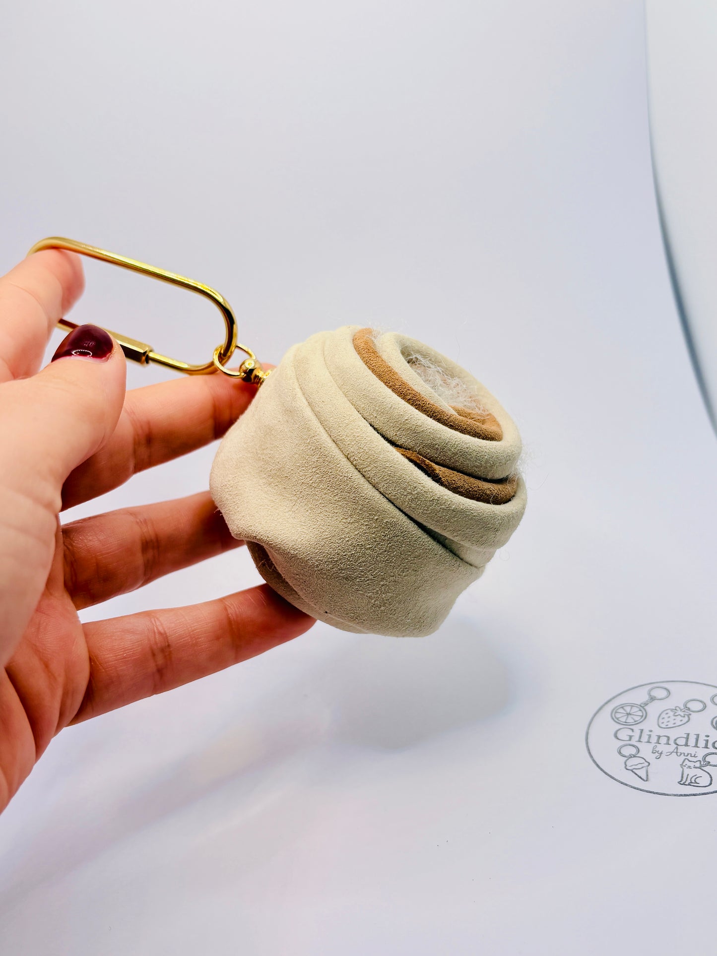 Leder Zimtschnecke. Taschenanhänger aus Echtleder. Handmade Bag Charm in Beige & Braun mit Gold.