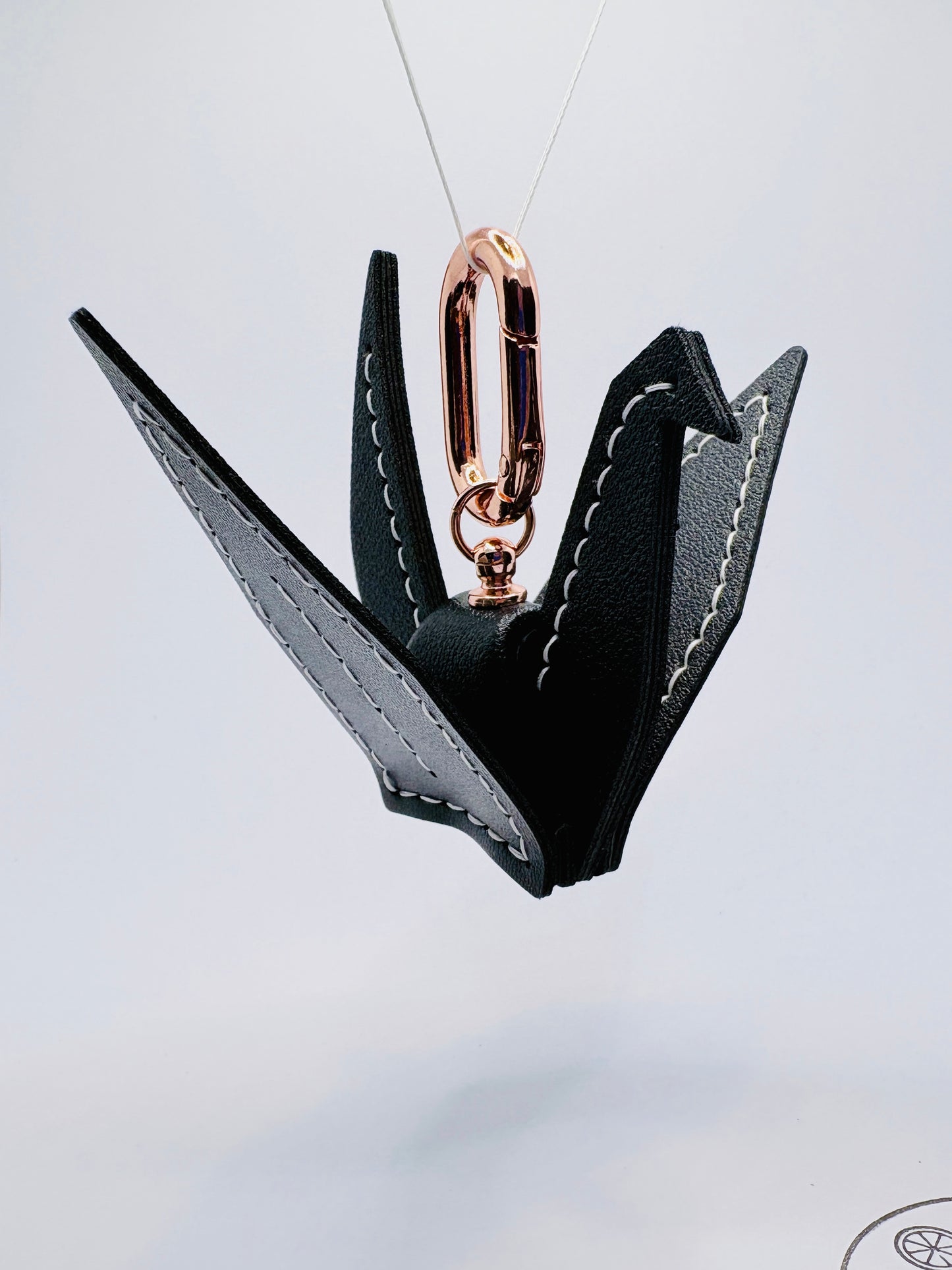 Friedenskranich Bag Charm Symbolischer Taschenanhänger im Origami-Stil. Geschenkidee für Glück & Hoffnung. Kranich Anhänger Kunstleder