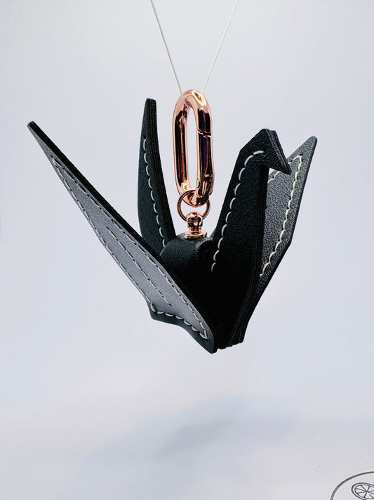 Friedenskranich Bag Charm Symbolischer Taschenanhänger im Origami-Stil. Geschenkidee für Glück & Hoffnung. Kranich Anhänger Kunstleder