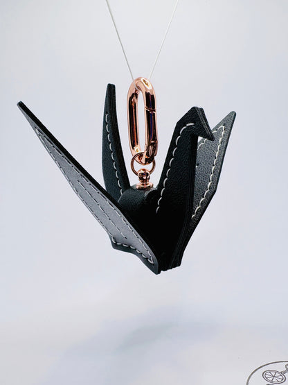 Friedenskranich Bag Charm Symbolischer Taschenanhänger im Origami-Stil. Geschenkidee für Glück & Hoffnung. Kranich Anhänger Kunstleder