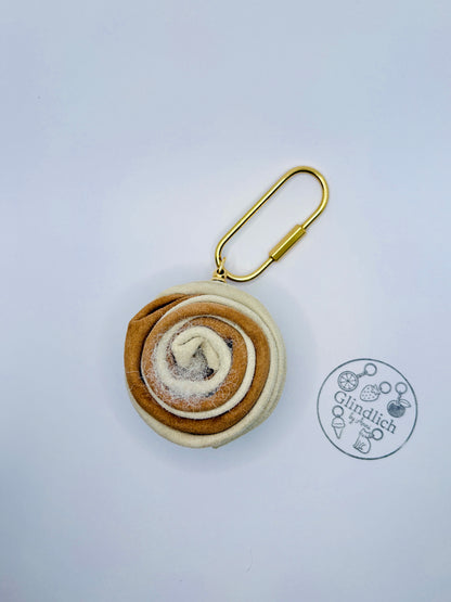 Leder Zimtschnecke. Taschenanhänger aus Echtleder. Handmade Bag Charm in Beige & Braun mit Gold.