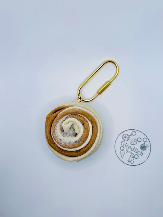 Leder Zimtschnecke. Taschenanhänger aus Echtleder. Handmade Bag Charm in Beige & Braun mit Gold.