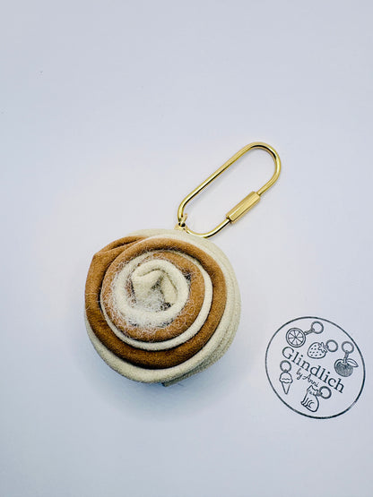 Leder Zimtschnecke. Taschenanhänger aus Echtleder. Handmade Bag Charm in Beige & Braun mit Gold.