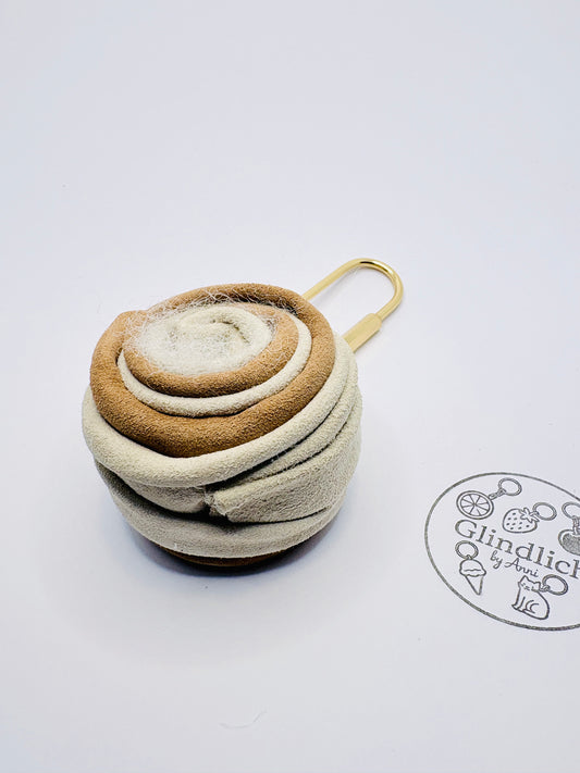 Leder Zimtschnecke. Taschenanhänger aus Echtleder. Handmade Bag Charm in Beige & Braun mit Gold.