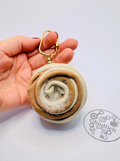 Leder Zimtschnecke. Taschenanhänger aus Echtleder. Handmade Bag Charm in Beige & Braun mit Gold.