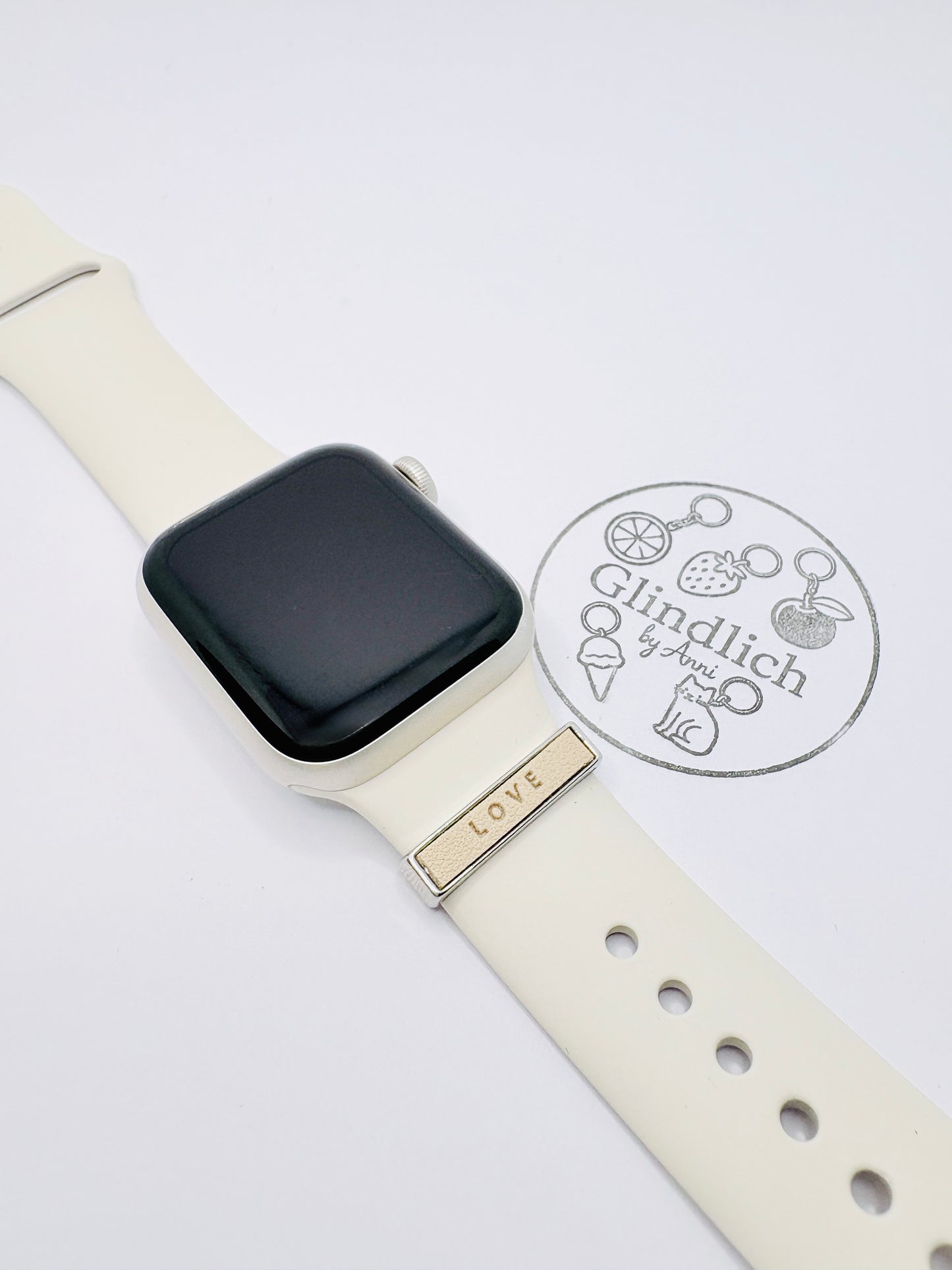 Smartwatch Charm „LOVE“ in Gold, Roségold oder Silber. Dein Glanzmoment fürs Handgelenk!