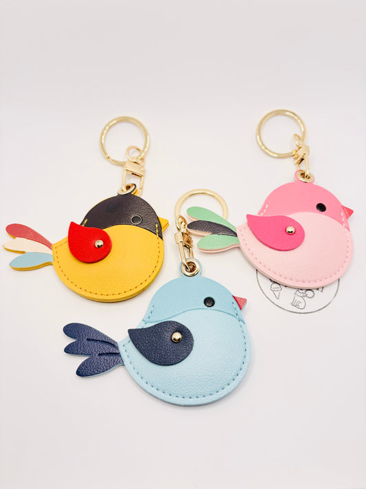 Vogel-Charm Schlüsselanhänger. Colourful Bird mit GPS-Tracker Fach.