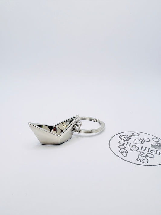 Papierboot Schlüsselanhänger. Kindheitserinnerung