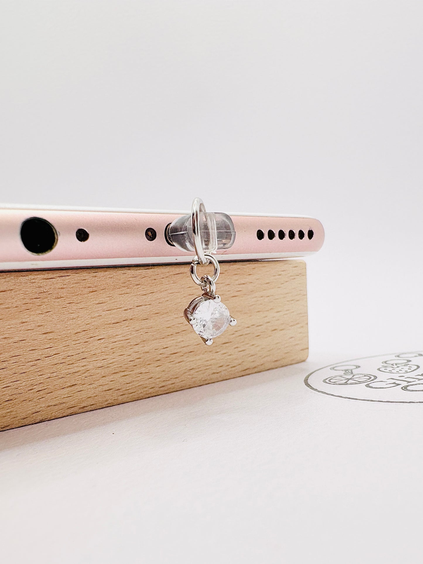 Funkelnder Kristall Charm. Elegantes Schmuckstück für dein Handy