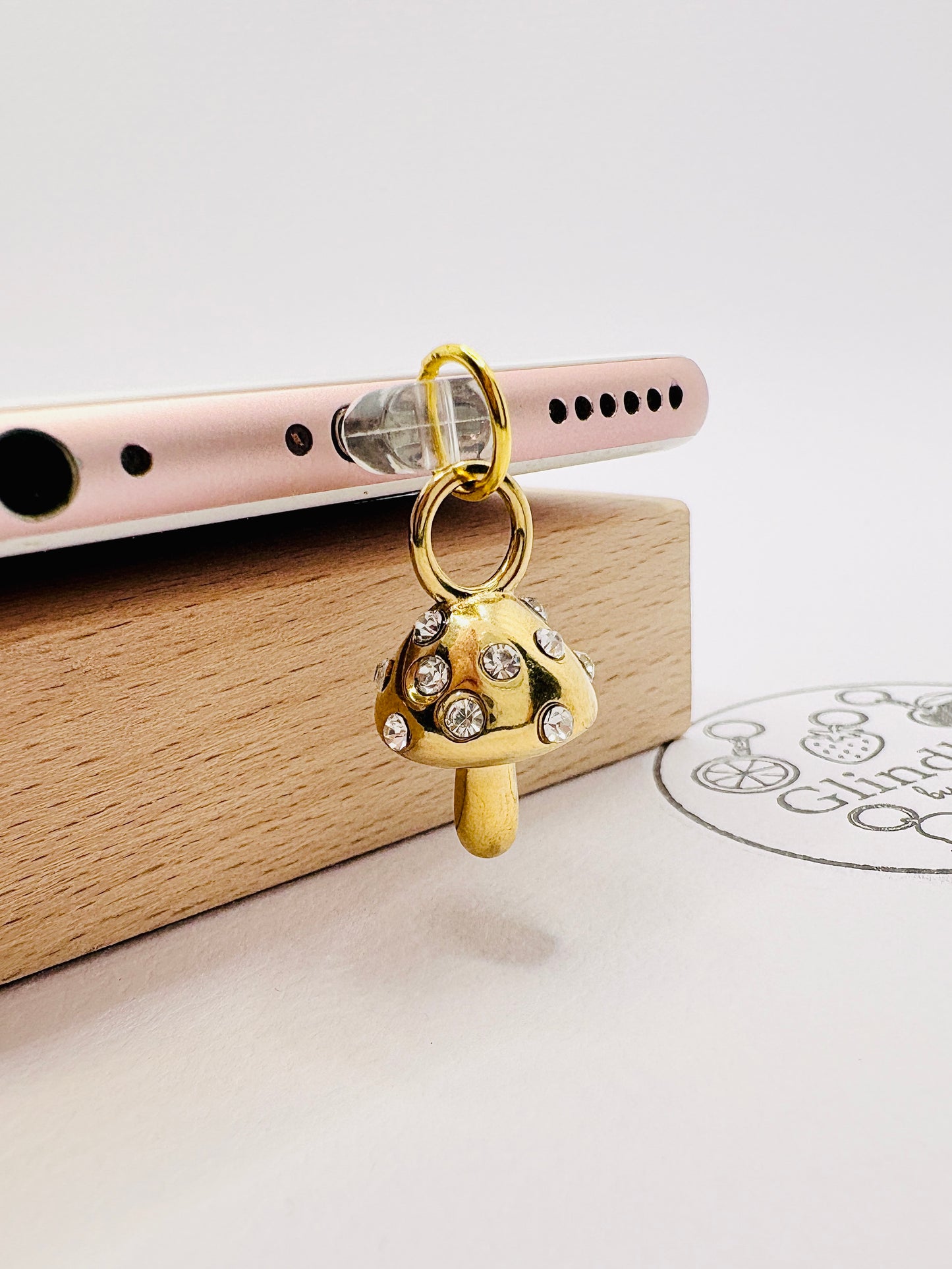 Goldener Pilz Charm mit funkelnden Kristallen. Charm Anhänger als Glucksbringer