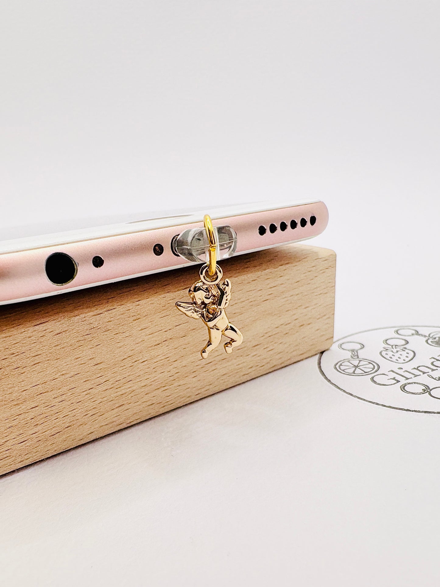 Goldener Engel Charm mit feinen Details. Charm Anhänger als kleiner Schutzengel