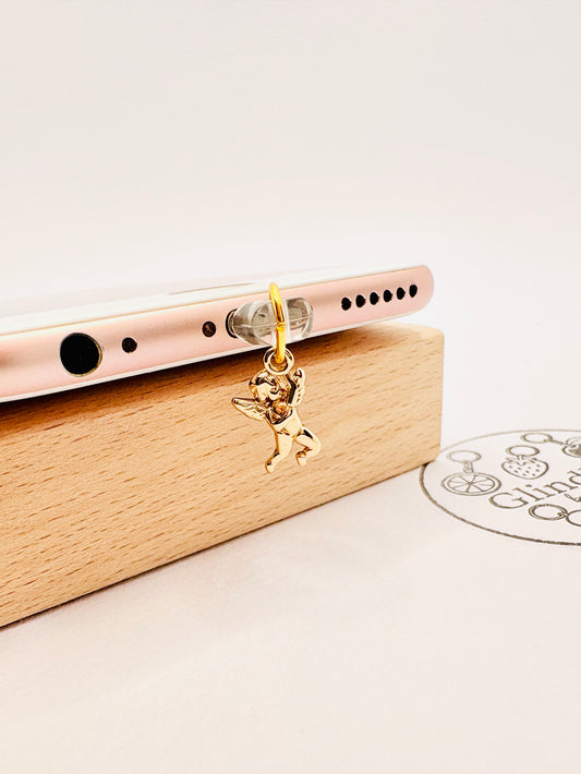 Goldener Engel Charm mit feinen Details. Charm Anhänger als kleiner Schutzengel