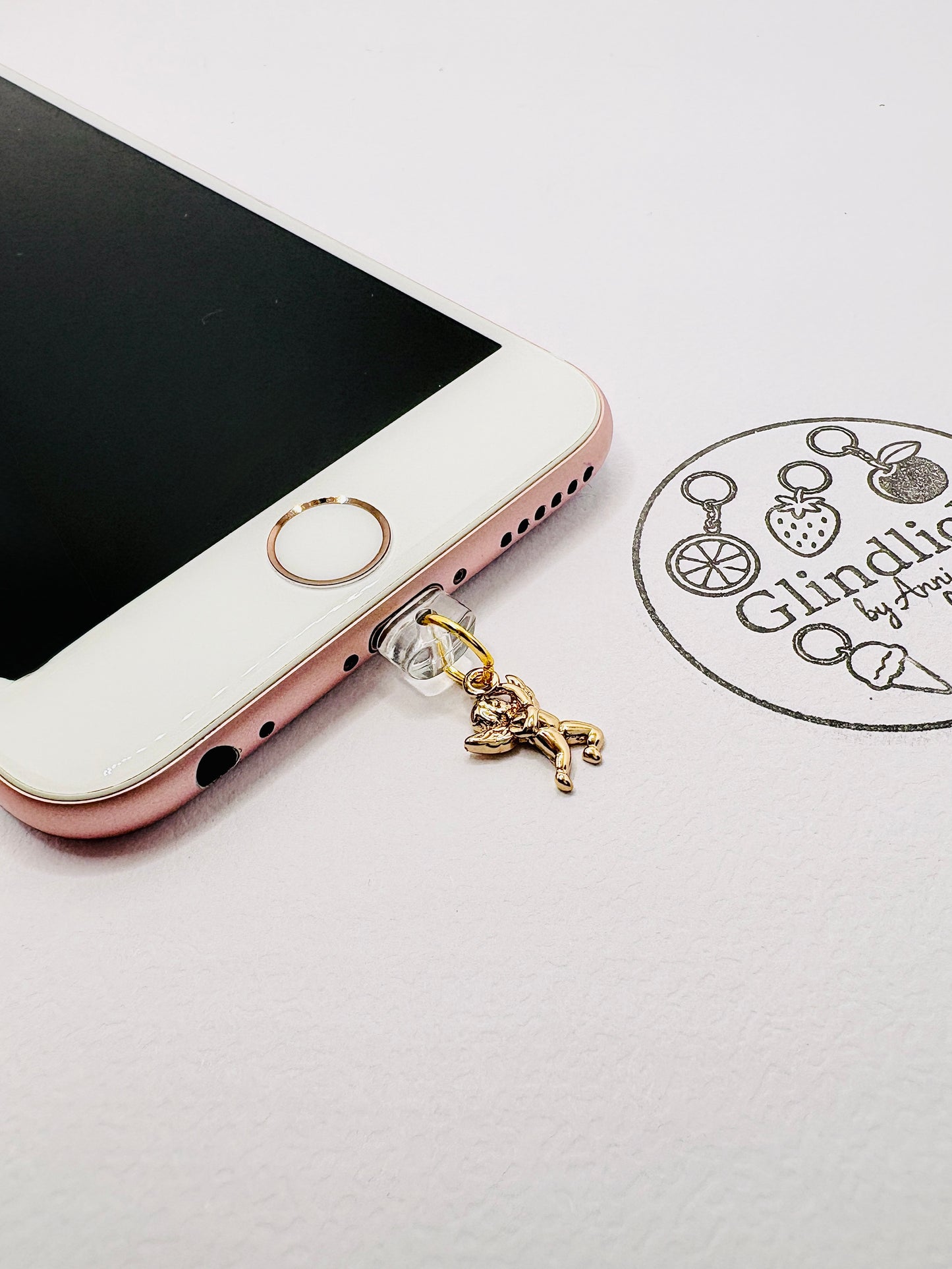 Goldener Engel Charm mit feinen Details. Charm Anhänger als kleiner Schutzengel