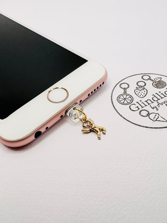 Goldener Engel Charm mit feinen Details. Charm Anhänger als kleiner Schutzengel