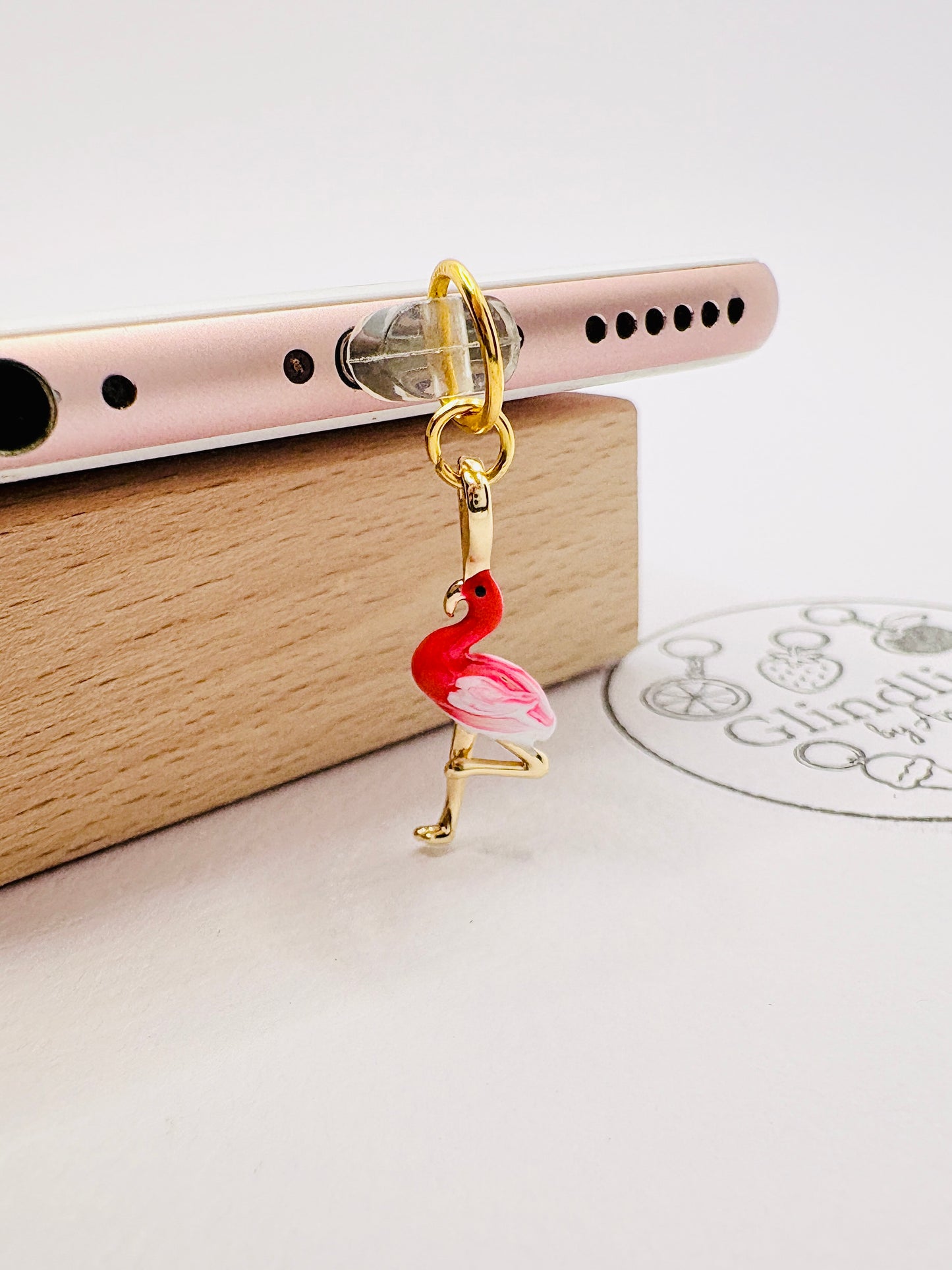 Flamingo Charm mit leuchtenden Farben. Charm Anhänger für Weltenbummler:innen