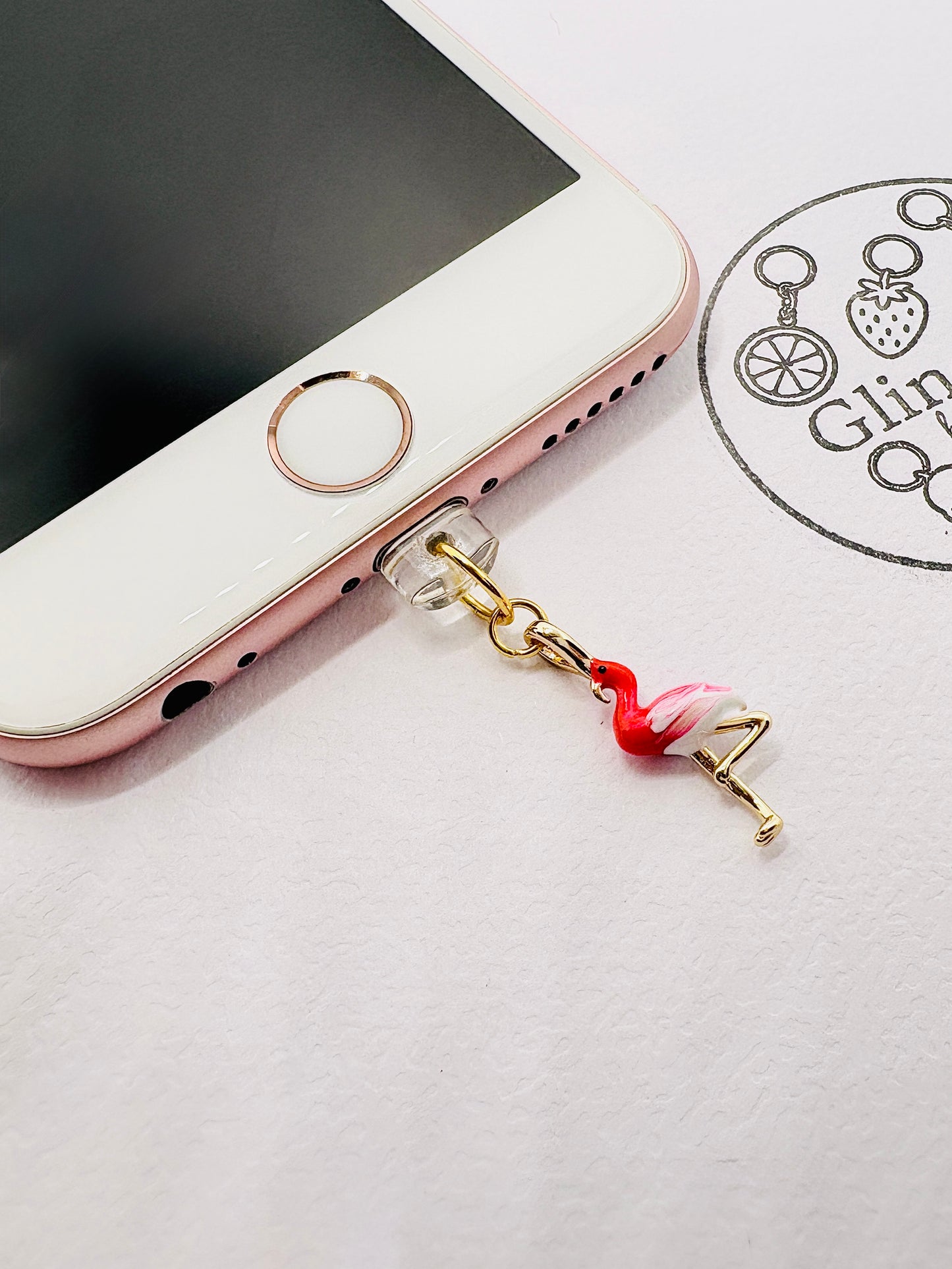 Flamingo Charm mit leuchtenden Farben. Charm Anhänger für Weltenbummler:innen