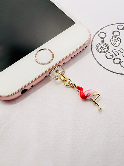 Flamingo Charm mit leuchtenden Farben. Charm Anhänger für Weltenbummler:innen