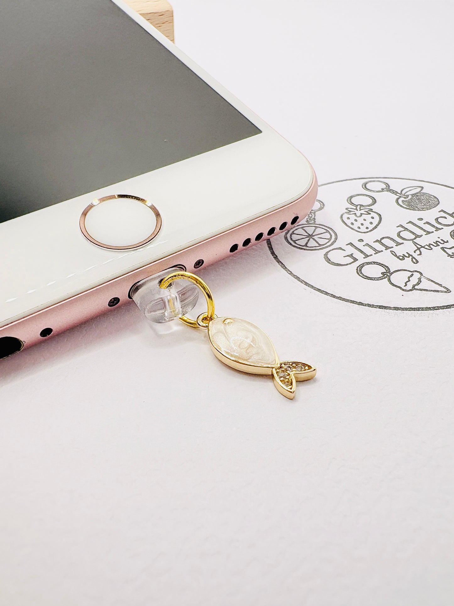 Eleganter Fisch Charm. Charm Anhänger für maritime Momente