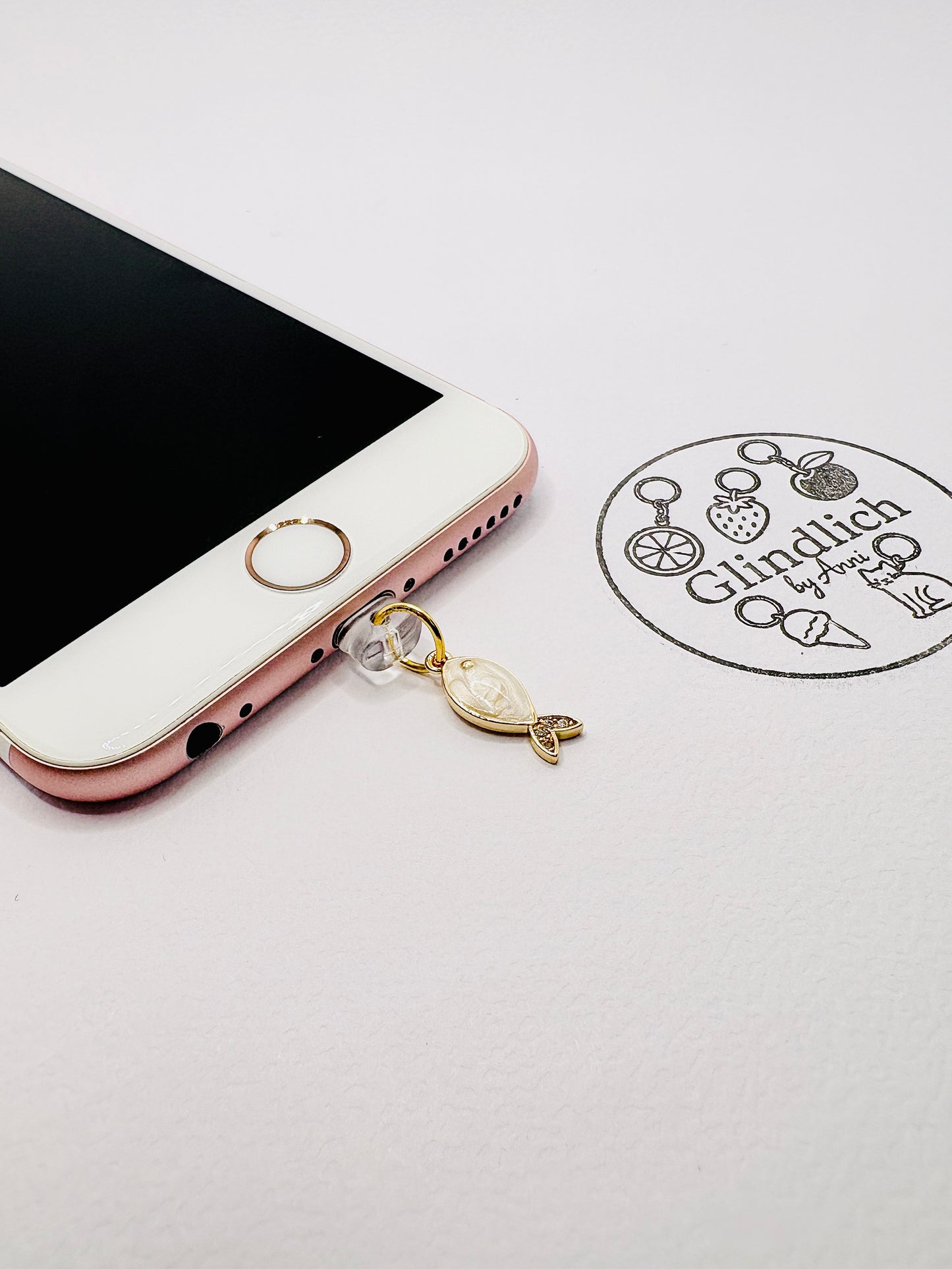 Eleganter Fisch Charm. Charm Anhänger für maritime Momente